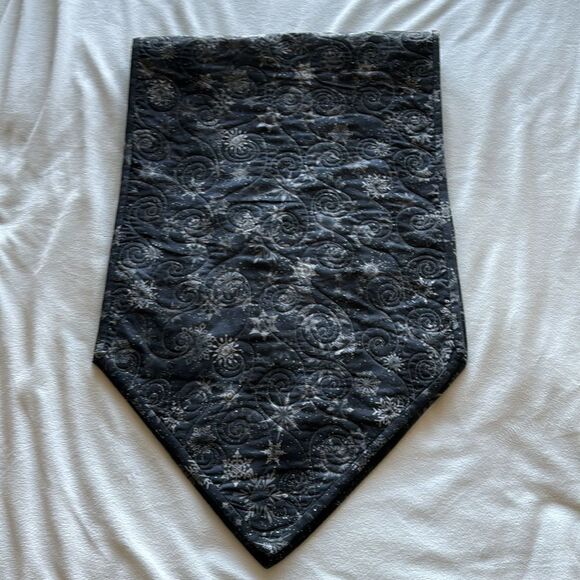 Handcrafted winter table runner - Picture 3 of 8